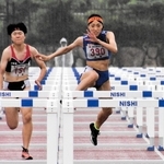 女子１００メートル障害決勝　自身の日本高校記録に迫る好タイムで優勝した滝川第二の井上凪紗（３９０）＝京都市、たけびしスタジアム京都