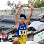 男子三段跳び決勝　優勝した西宮東の磯山福太郎