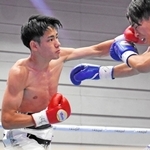 日本ユースバンタム級王座決定戦で、宮下椋至に左ストレートを打ち込む坂井優太（左）＝15日、エディオンアリーナ大阪第２競技場