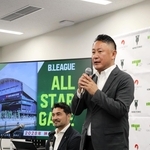 ２０２８年のＢリーグオールスターゲームの開催が決まり、喜びを語る神戸ストークスの渋谷順社長（右）＝ジーライオンアリーナ神戸