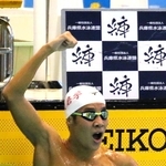 競泳男子１５００メートル自由形を大会新記録で制し、ガッツポーズする須磨学園の上岡凌太