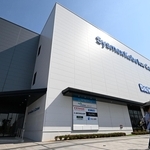 完成したアイススケートリンク「シスメックス・コウベアイスキャンパス」＝２０日午前、神戸市中央区脇浜海岸通２（撮影・斎藤雅志）