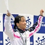 競泳女子４００メートル自由形で優勝し、仲間の声援に応える須磨学園の酒井柚奈
