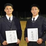 ドラフト指名を受け、プロでの抱負を掲げる中森俊介（左）と来田涼斗＝２０２０年１０月、明石市の明石商高