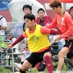 神戸で攻撃の中心を担い、雨中での公開練習でも体を張る佐々木（左）＝神戸市西区、いぶきの森球技場