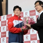 世界選手権に向けた壮行会で、花束を受け取る玉井陸斗（左）＝滋賀県草津市の立命大びわこ・くさつキャンパス