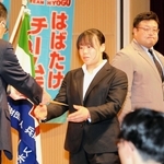 スーパーアスリートの指定証を授与される西尾明莉（中央）と森下大地（右）＝神戸市中央区、市産業振興センター