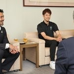 来季の意気込みを語る神戸ストークスの道原紀晃選手（奥右）と西村大介副社長＝２６日午後、神戸市中央区東川崎町１