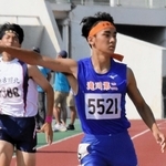 男子４００メートル決勝　２８年ぶりに大会記録を更新して優勝した滝川第二高の久保（右）＝姫路市、ウインク陸上競技場