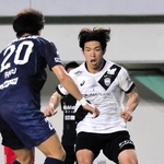 福岡－神戸　攻撃を仕掛ける神戸の宮代（中央）＝福岡市、ベスト電器スタジアム（撮影・井川朋宏）