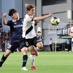 福岡－神戸　１７試合ぶりに先発し、奮闘する神戸の飯野（中央）＝福岡市、ベスト電器スタジアム（撮影・井川朋宏）