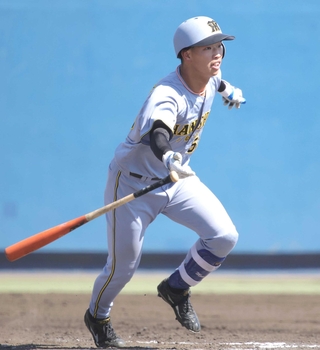 打力でアピールする百崎蒼生＝杉本商事バファローズスタジアム舞洲
