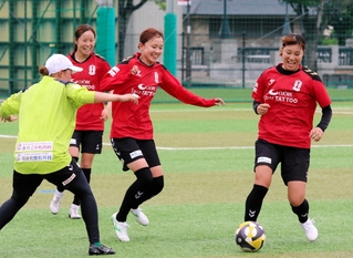 女子日本代表に初選出されたＩＮＡＣ神戸の吉田莉胡（右から２人目）、愛川陽菜（同３人目）＝６月23日、神戸市東灘区、神戸レディースフットボールセンター
