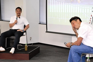 サッカーワールドカップ（Ｗ杯）元日本代表でともに兵庫出身の岡崎慎司さん（左）と香川真司選手が対談した＝大阪市中央区