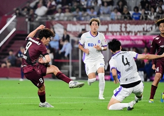 神戸-広島　前半、シュートを放つ神戸・宮代＝ノエビアスタジアム神戸（撮影・中西幸大）