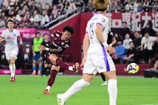 神戸-広島　前半、シュートを放つ神戸・井手口＝ノエビアスタジアム神戸（撮影・中西幸大）