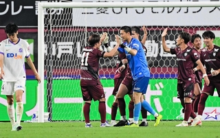 広島に１-０で競り勝ち、終了の笛に沸き上がる神戸の前川（中央）らと落胆する広島の荒木（左端）＝神戸市兵庫区、ノエビアスタジアム神戸（撮影・中西幸大）