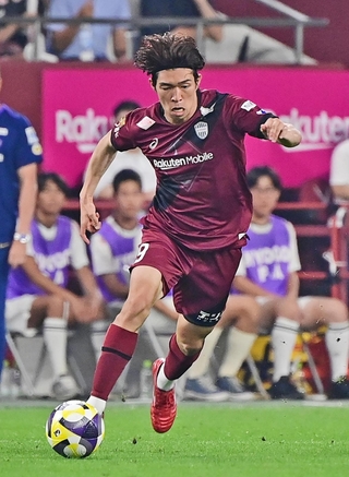 前線で起点となる神戸の宮代大聖＝２日、ノエビアスタジアム神戸