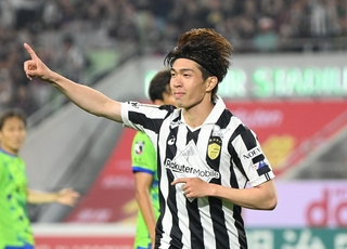 Ｊ１神戸－湘南　後半ゴールを決めて喜ぶ神戸の宮代、神戸が２-０とリードする＝５日、ノエビアスタジアム神戸（撮影・斎藤雅志）