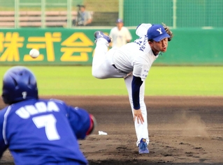 強豪相手に力投したＹＢＳホールディングスの柳原優太＝６月３０日、わかさスタジアム京都