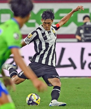 湘南戦でプレーする神戸の山川主将＝５日、ノエビアスタジアム神戸