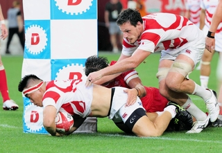 日本-ウェールズ　前半、竹内がトライを決め、８-２１と追い上げる＝ノエビアスタジアム神戸（撮影・中西幸大）