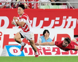日本-ウェールズ　後半、ライン際を走るＷＴＢ石田吉平（左）＝ノエビアスタジアム神戸（撮影・中西幸大）