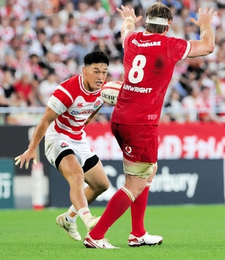 日本-ウェールズ　後半、キックで攻撃を組み立てる李承信（左）＝ノエビアスタジアム神戸（撮影・中西幸大）