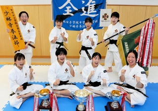 全国高校総体少林寺拳法の女子団体演武に２年連続で出場する賢明の選手たち＝姫路市の同校