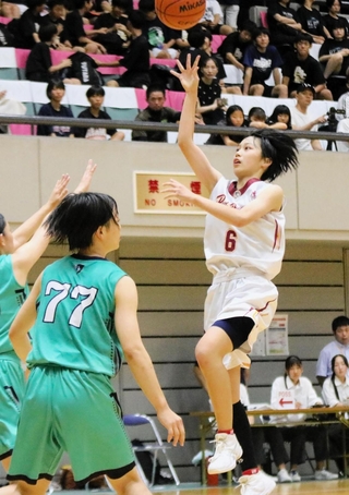 バスケットボール女子決勝・鹿島-浜の宮　鮮やかなフローターシュートを決める鹿島の神子島（６）＝いずれも姫路市ヴィクトリーナ・ウインク体育館