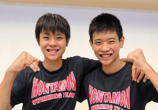競泳男子平泳ぎで２日連続のワンツーフィニッシュを果たした寺坂直晃（右）と弟の拓真＝神戸市立ポートアイランドスポーツセンター