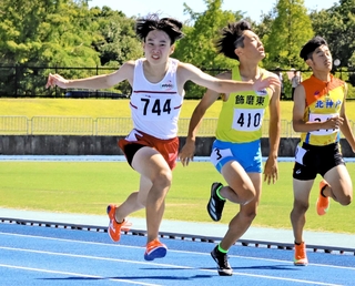 陸上男子３年１００メートル決勝　１０秒７３の好記録で優勝を飾った津名の滝陸斗（７４４）＝加古川市、ＳＨＯＷＡグループ陸上競技場