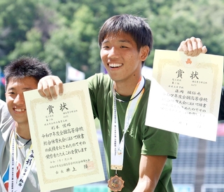 男子棒高跳び決勝　表彰台でポーズを決める明石商の杉本惺昭
