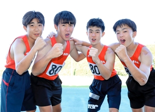 陸上男子共通４００メートルリレー　大会新記録で初優勝を飾った豊岡南の（左から）中村、木村、平、真鍋＝ＳＨＯＷＡグループ陸上競技場