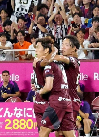 神戸-バルセロナ　前半、同点弾を決めて仲間に祝福される神戸の宮代（手前）＝ノエビアスタジアム神戸（撮影・笠原次郎）