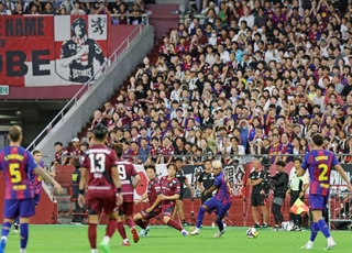 神戸-バルセロナ　前半、競り合う神戸とバルセロナの選手たち＝２７日夜、神戸市兵庫区、ノエビアスタジアム神戸（撮影・笠原次郎） 