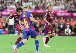 神戸-バルセロナ　前半、シュートを放つ神戸の広瀬（２３）＝ノエビアスタジアム神戸（撮影・笠原次郎）