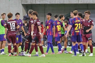 試合が終わり、健闘をたたえ合う神戸とバルセロナの選手たち＝ノエビアスタジアム神戸（撮影・笠原次郎）