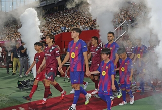 スタジアムに入る神戸の宮代（手前左から２人目）やバルセロナの選手たち＝ノエビアスタジアム神戸（撮影・笠原次郎）