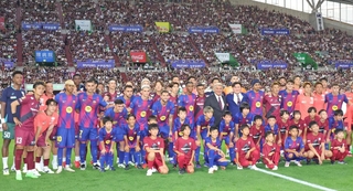 記念写真に納まる神戸とバルセロナの選手たち＝２７日夜、ノエビアスタジアム神戸（撮影・笠原次郎）