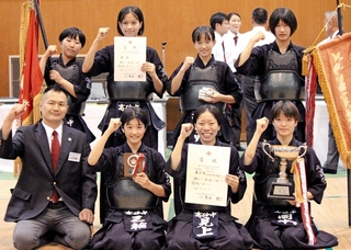 剣道女子団体で３連覇を果たした高砂のメンバー＝兵庫県立武道館