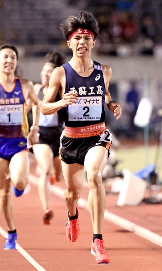 男子５０００メートル　１３分５０秒０５で優勝した西脇工の新妻遼己＝ホットスタッフフィールド広島（撮影・丸山桃奈）