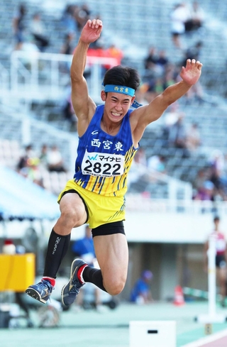 男子三段跳び　追い風参考ながら15メートル74を跳んで優勝した西宮東の磯山福太郎＝ホットスタッフフィールド広島（撮影・丸山桃奈）
