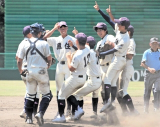龍野東を破って初優勝を決め、喜ぶ原（左から３人目）ら魚住ナイン