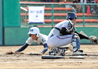 魚住－龍野東　３回裏魚住１死三塁、原の犠飛で井口が生還し、２－０とする