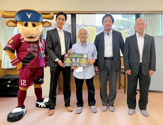 児童養護施設に観戦チケットを贈ったＪ１神戸の千布勇気社長（右から４人目）ら＝神戸市北区淡河町、天王谷学園（©ＶＩＳＳＥＬ　ＫＯＢＥ）