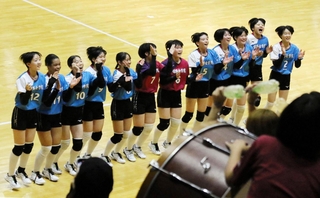甲子園を破って２連覇し、県内３冠を決め、スタンドの仲間らと喜ぶ姫路女学院の選手たち