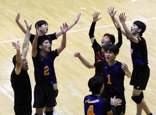 ３年ぶりの優勝を果たし、喜ぶ荒牧の選手ら。県内３冠を達成した