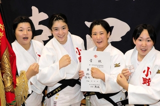 柔道女子団体で、圧倒的強さを誇り、５連覇した小野の（左から）高橋、田中、小河原、吉田