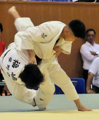 柔道男子個人６６キロ級決勝　払い腰で一本勝ちした法田明隼（湊翔楠）＝姫路市、県立武道館